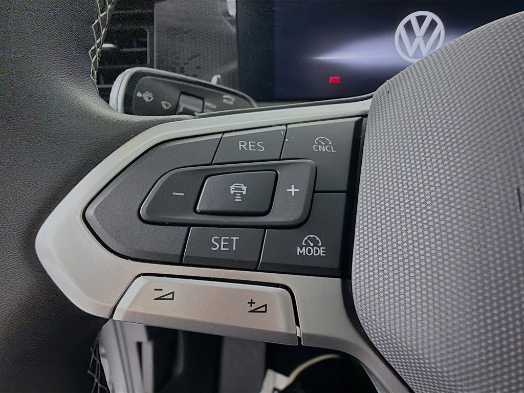 Used 2025 Volkswagen Tiguan SE image 11