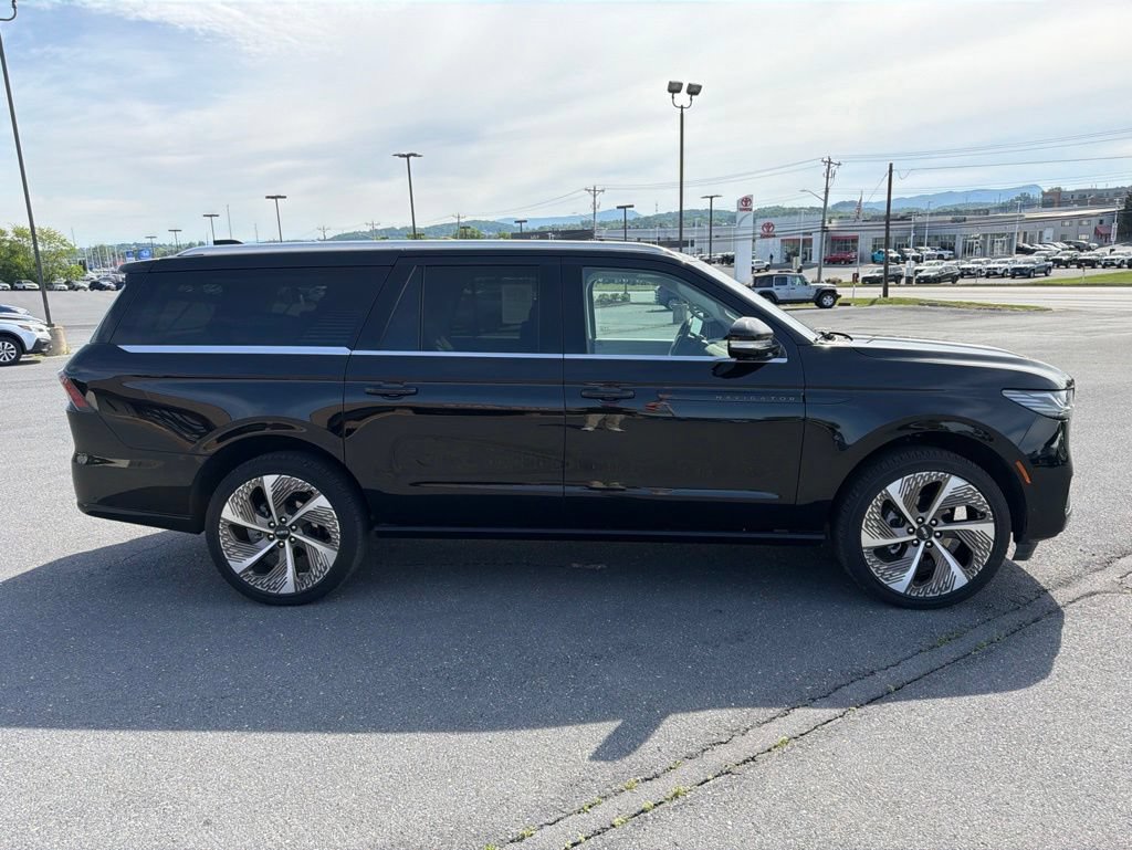 Certified 2025 Lincoln Navigator L Black Label AWD/4WD image 6