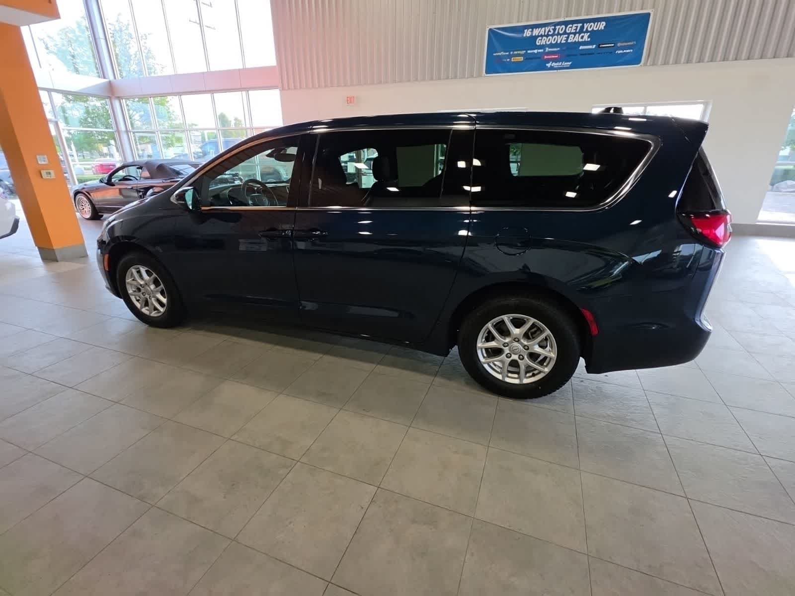 Used 2025 Chrysler Pacifica Select FWD image 13