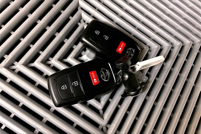 Used 2025 Toyota Tacoma SR image 9