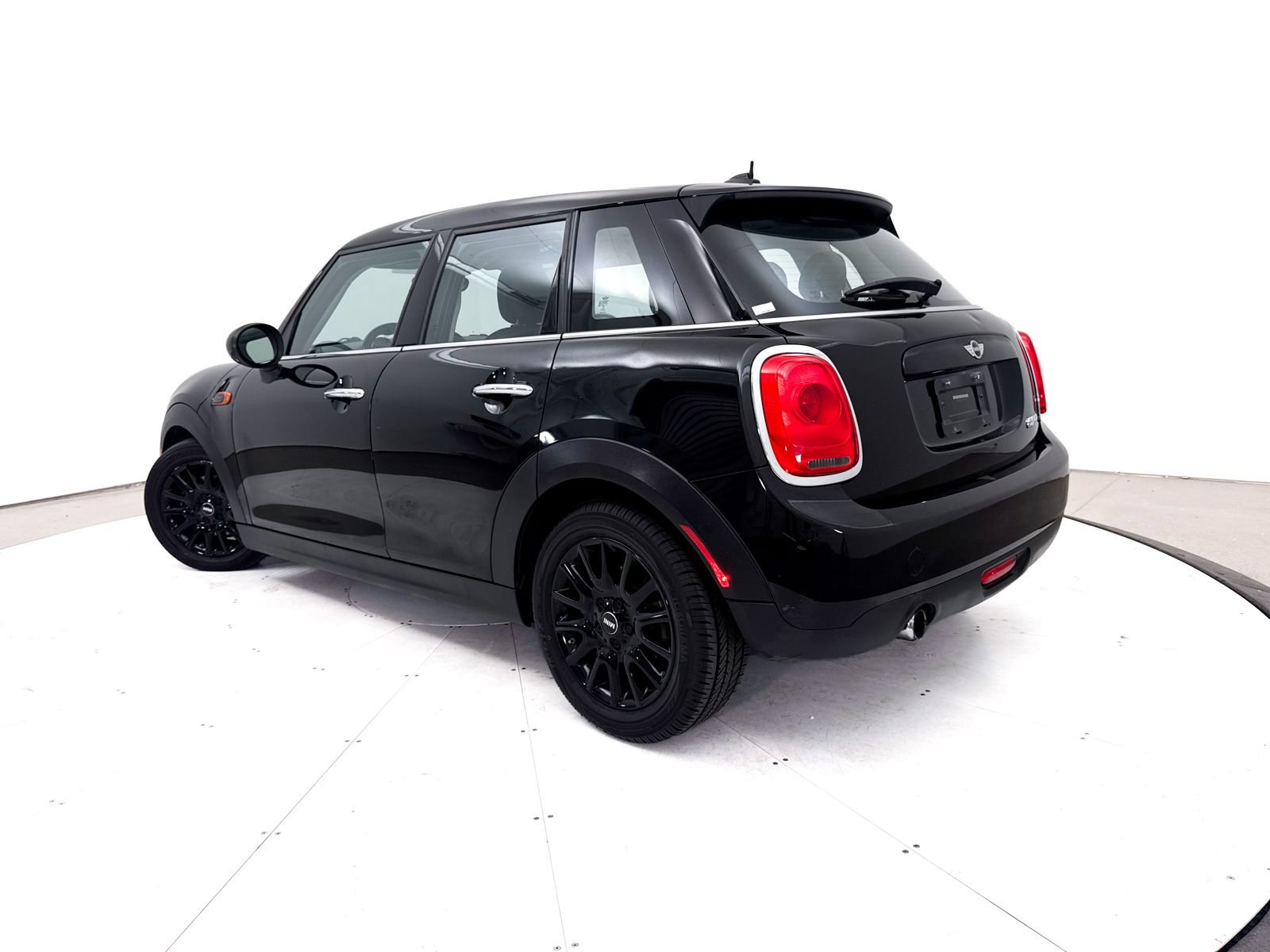 Used 2017 MINI Cooper 4-Door Hardtop FWD image 2