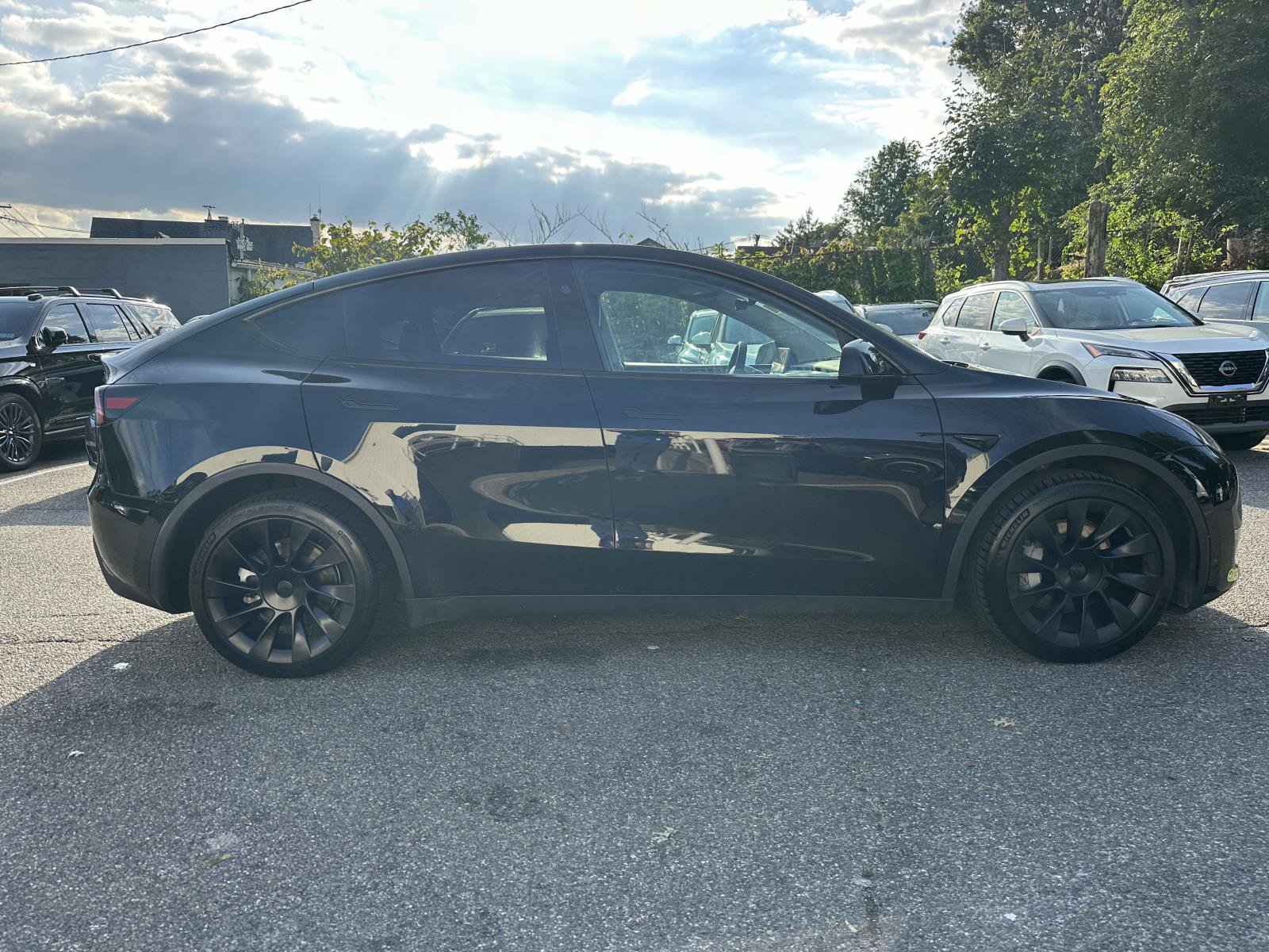 Used 2023 Tesla Model Y Long Range AWD/4WD image 2