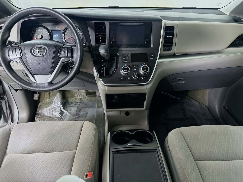 Used 2017 Toyota Sienna LE image 18