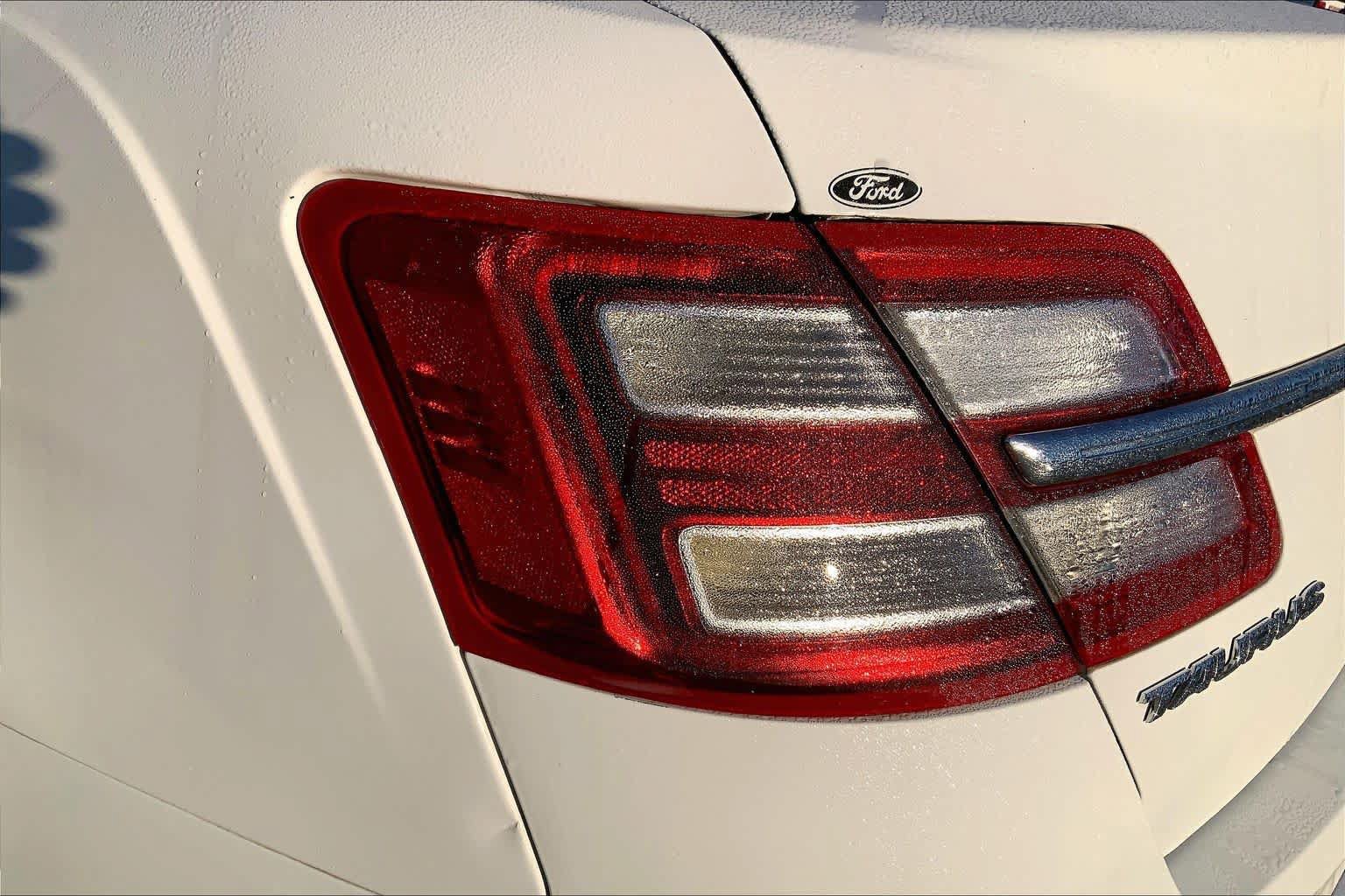 Used 2017 Ford Taurus SE FWD image 26