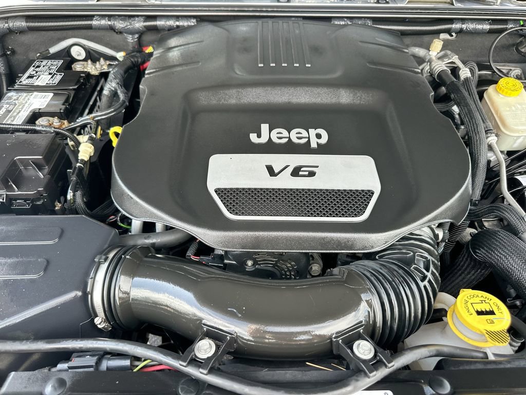 Used 2016 Jeep Wrangler Unlimited Sahara w/ Connectivity Group image 26