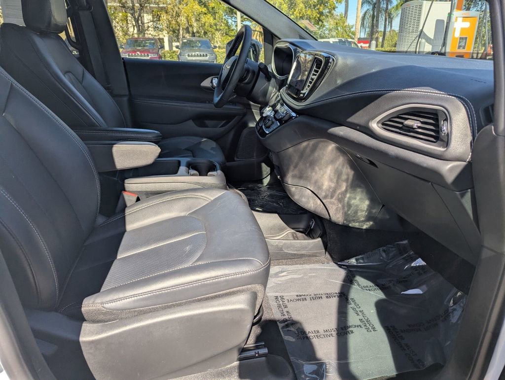 Used 2025 Chrysler Pacifica Select image 9