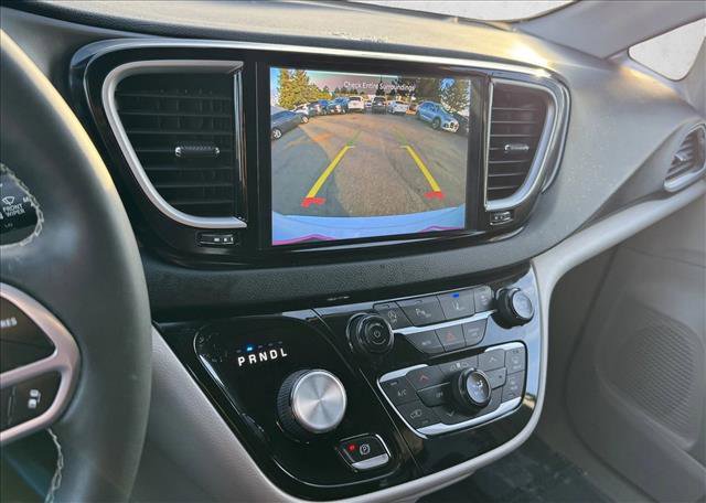 Used 2023 Chrysler Pacifica Touring-L image 15