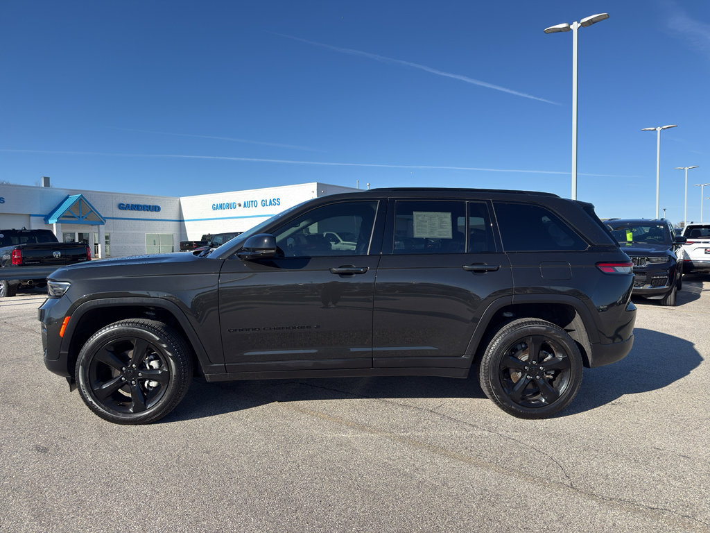 Used 2024 Jeep Grand Cherokee Limited w/ Black Appearance Package image 6