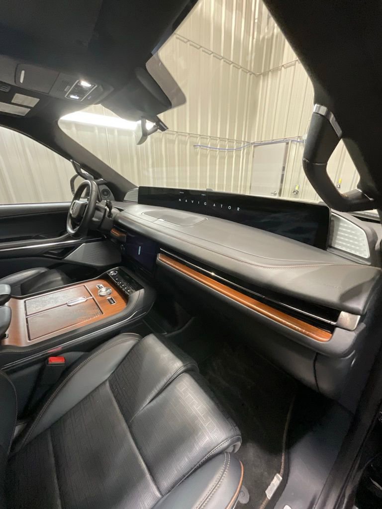 Used 2025 Lincoln Navigator Black Label image 17