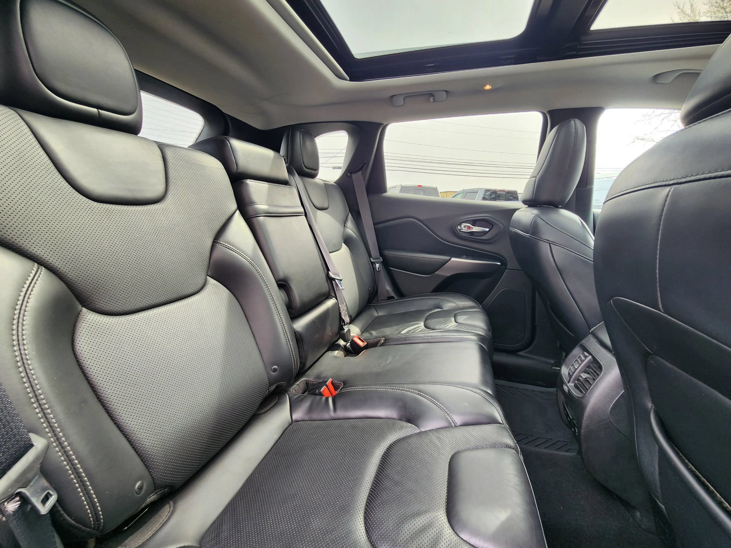 Used 2019 Jeep Cherokee Limited AWD/4WD image 50