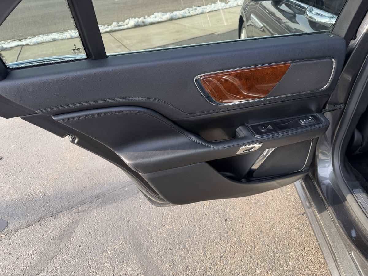 Used 2017 Lincoln Continental Reserve image 15