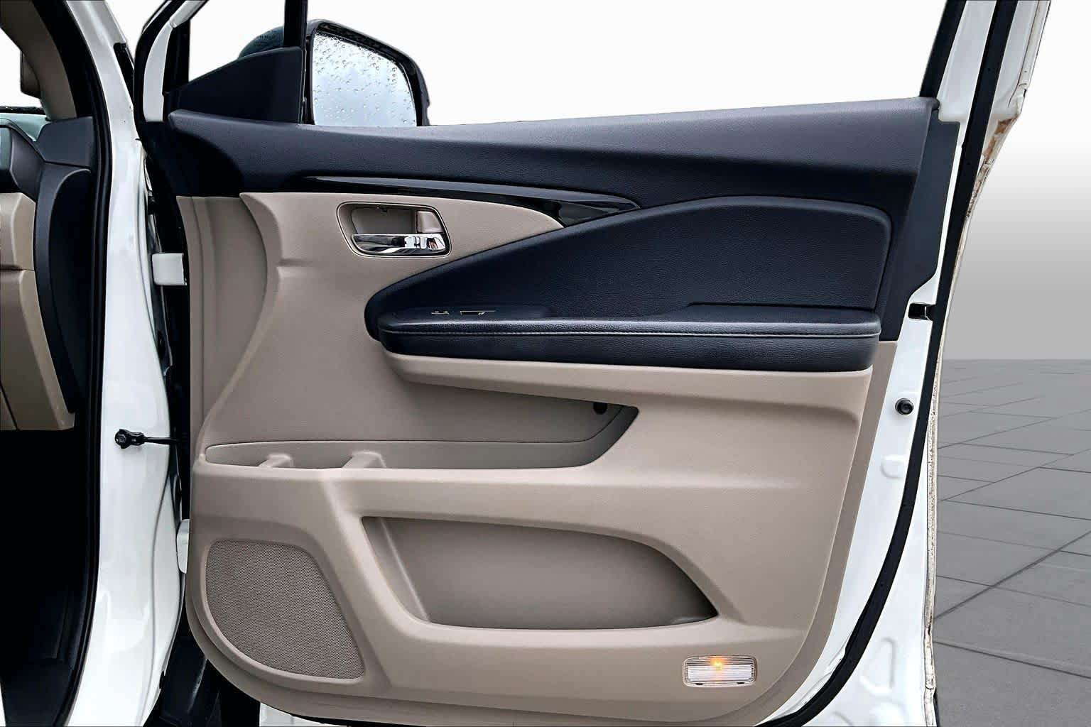 Used 2016 Honda Pilot Touring image 23