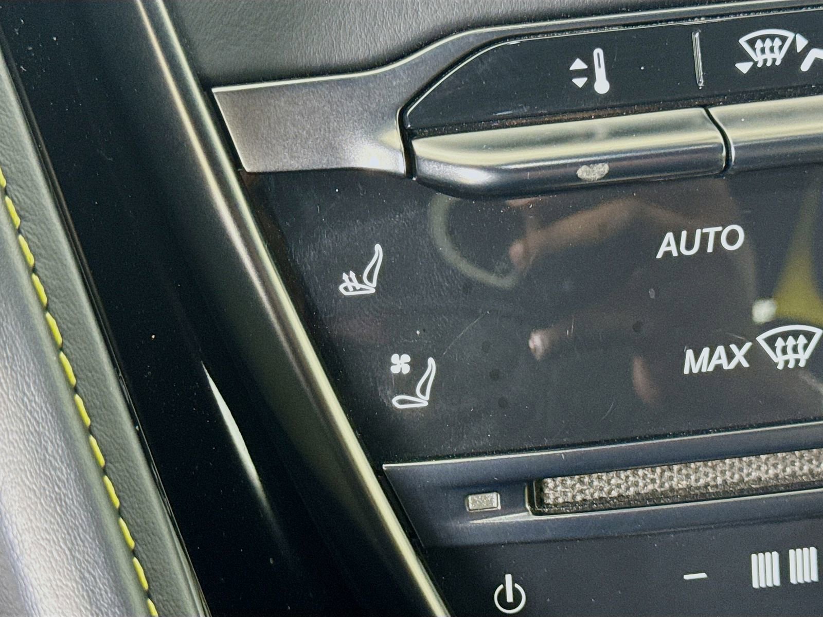 Used 2022 Aston Martin DB11 Coupe image 19