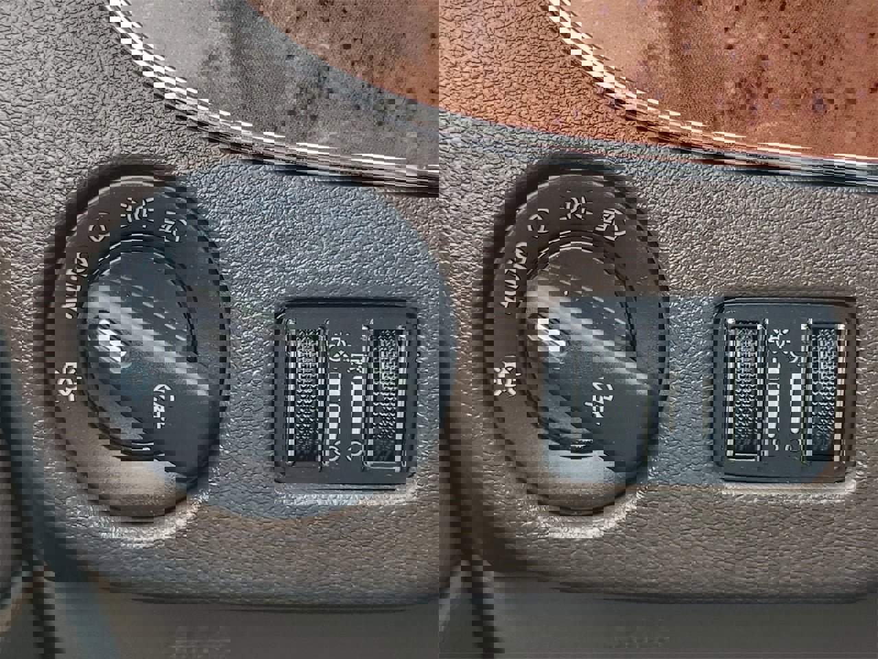 Used 2011 Chrysler Town & Country Touring-L image 21