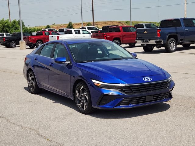 Used 2025 Hyundai Elantra Limited FWD image 3