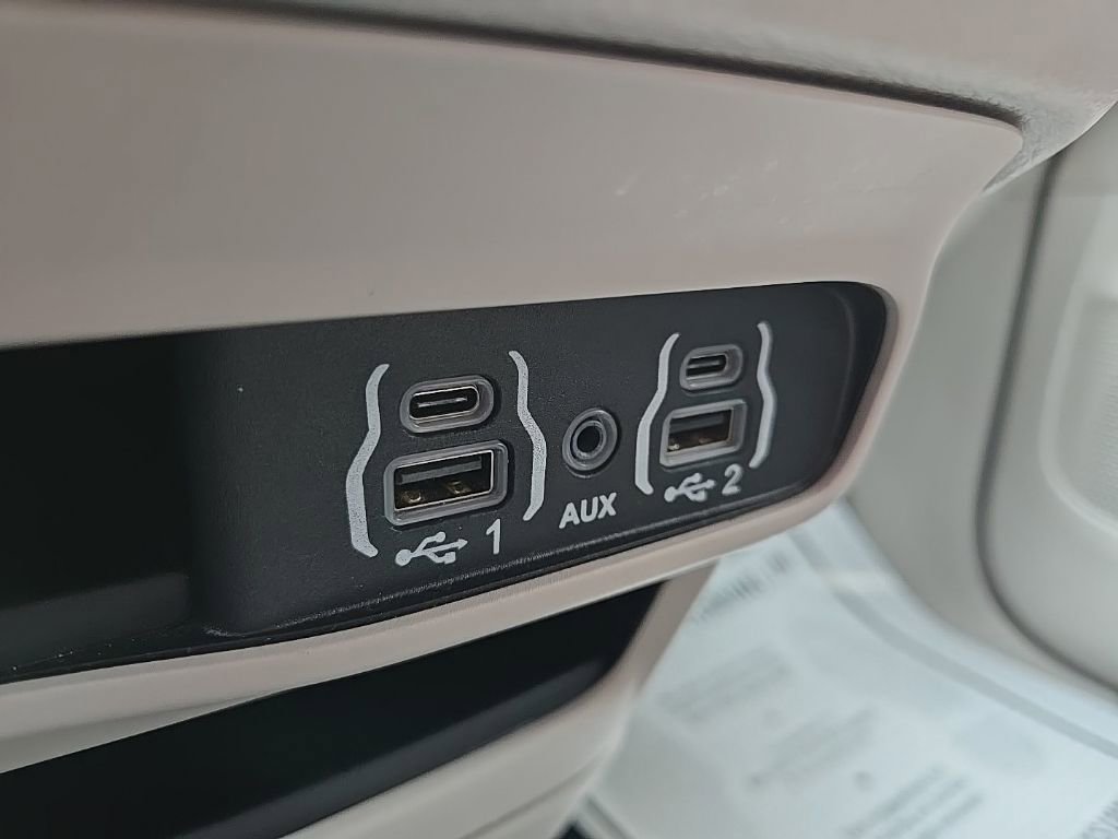 Used 2024 Chrysler Pacifica Touring-L image 58