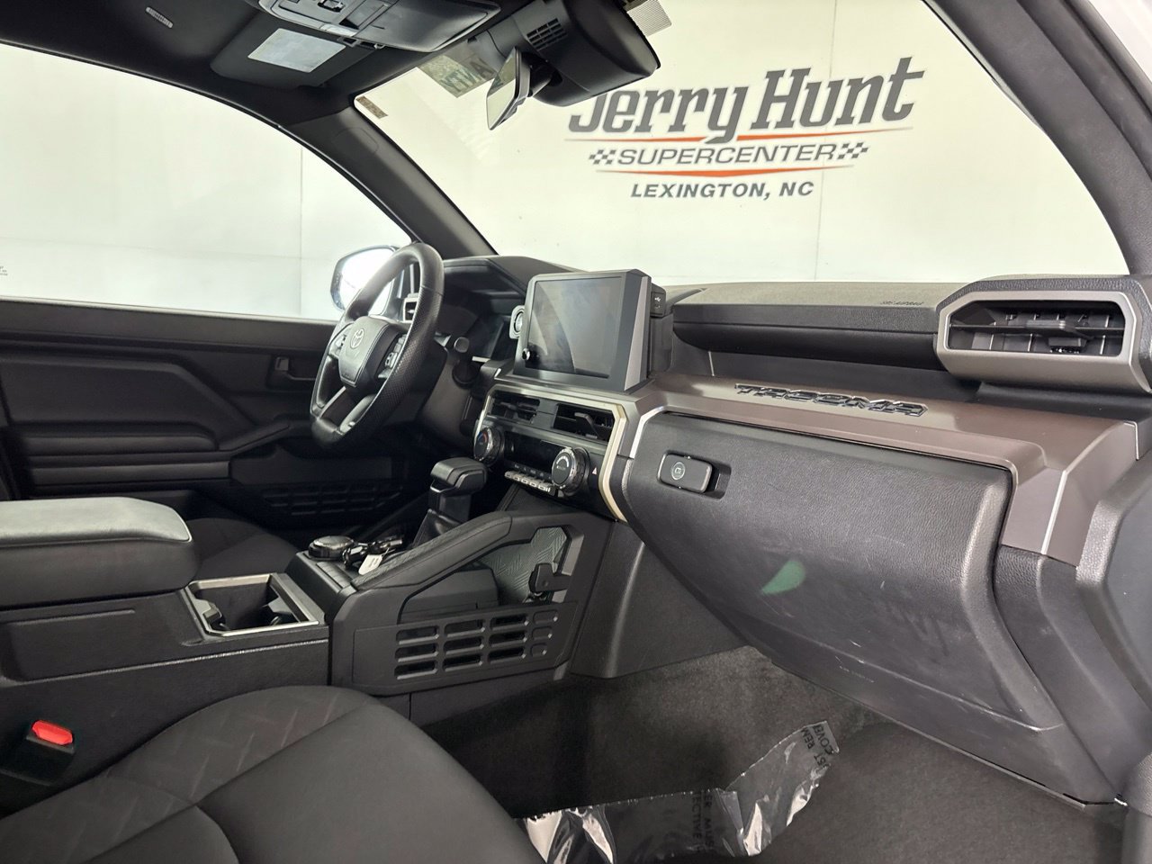 Used 2024 Toyota Tacoma SR5 AWD/4WD image 31