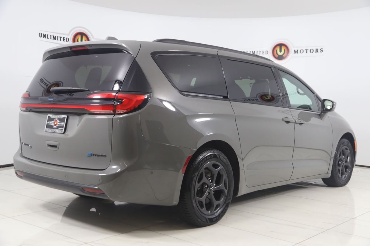 Used 2021 Chrysler Pacifica Touring-L w/ S Appearance Package FWD image 3