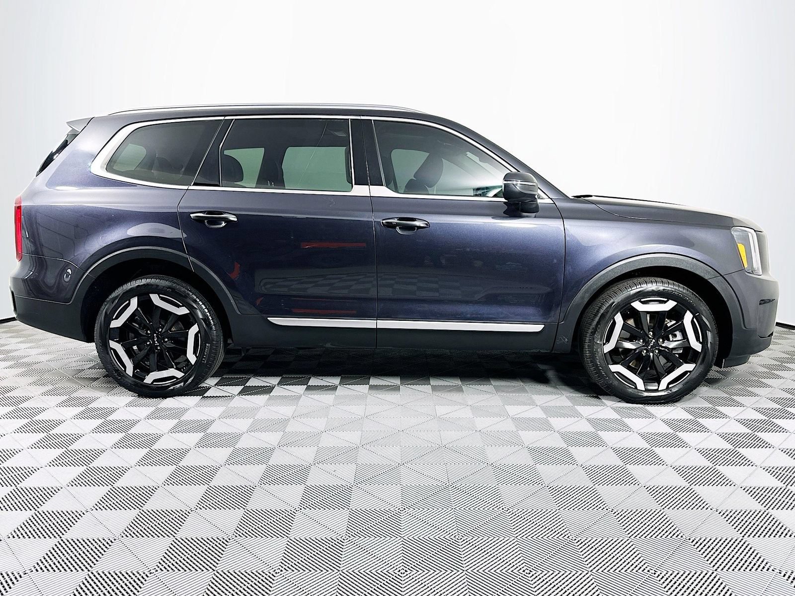 Used 2025 Kia Telluride S AWD/4WD image 28