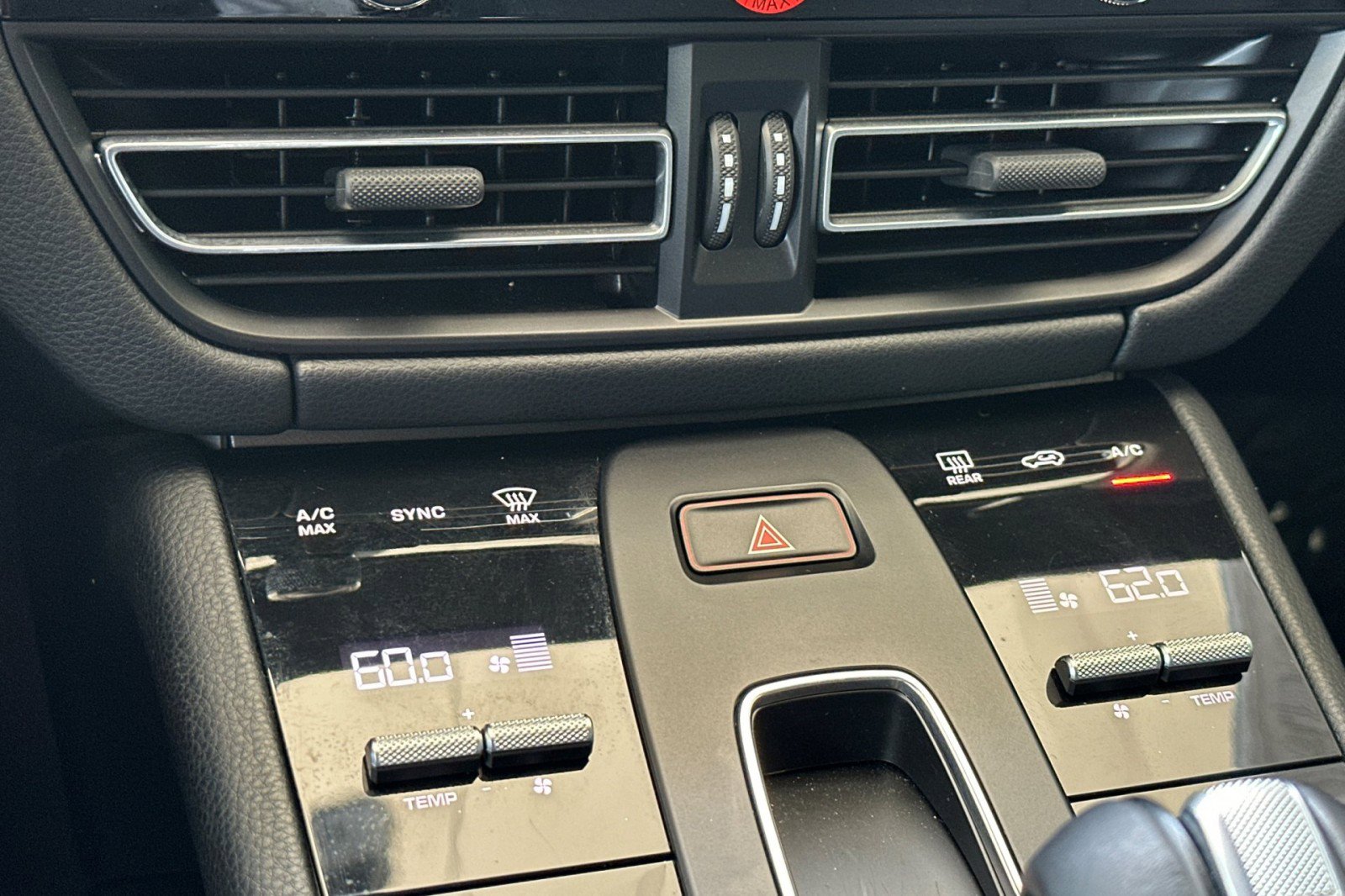 Certified 2024 Porsche Macan S AWD/4WD image 21