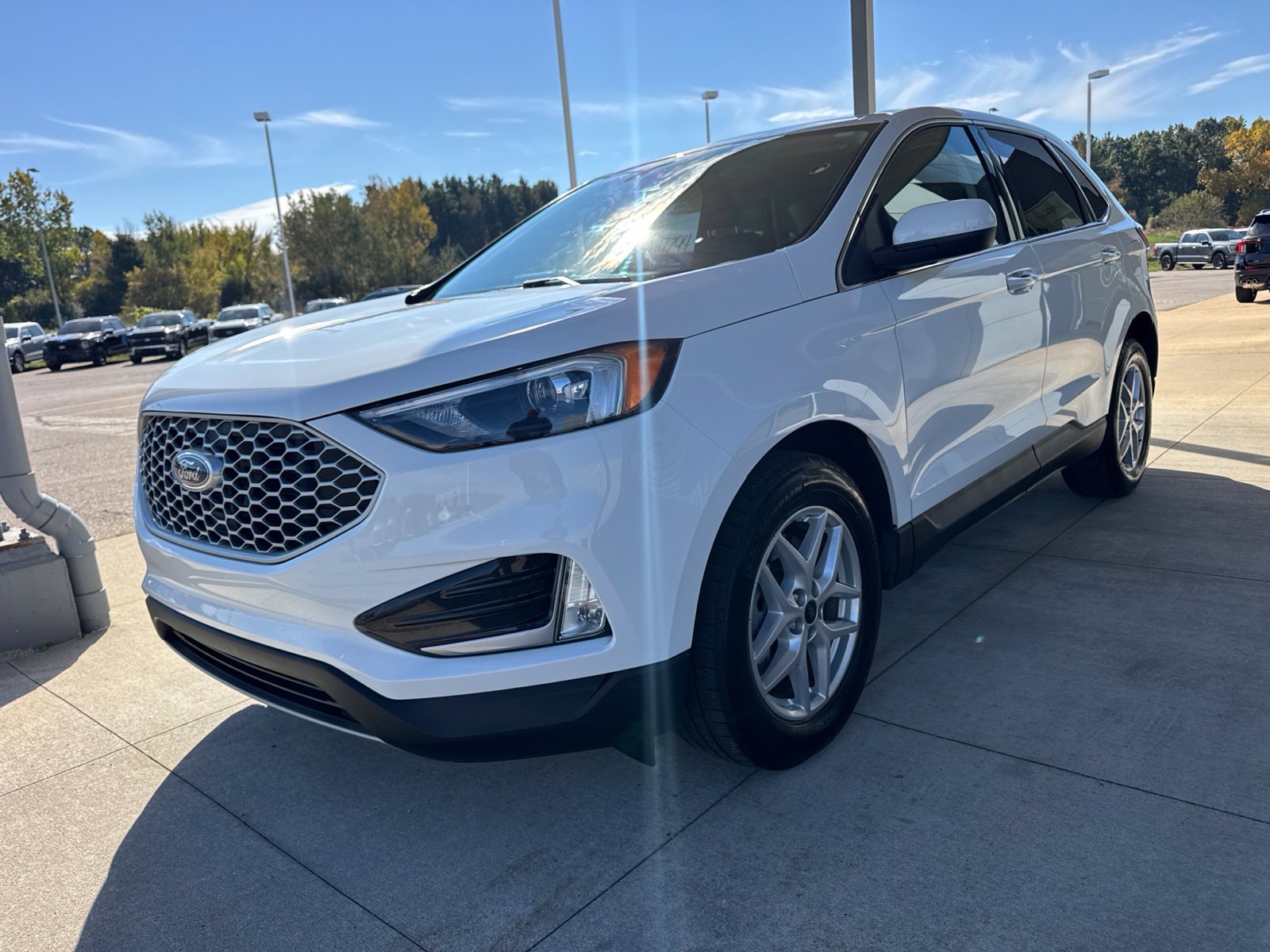 Certified 2024 Ford Edge SEL w/ Convenience Package AWD/4WD image 3