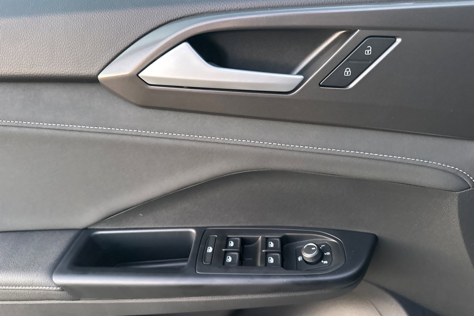 New 2026 Volkswagen Taos SE image 11