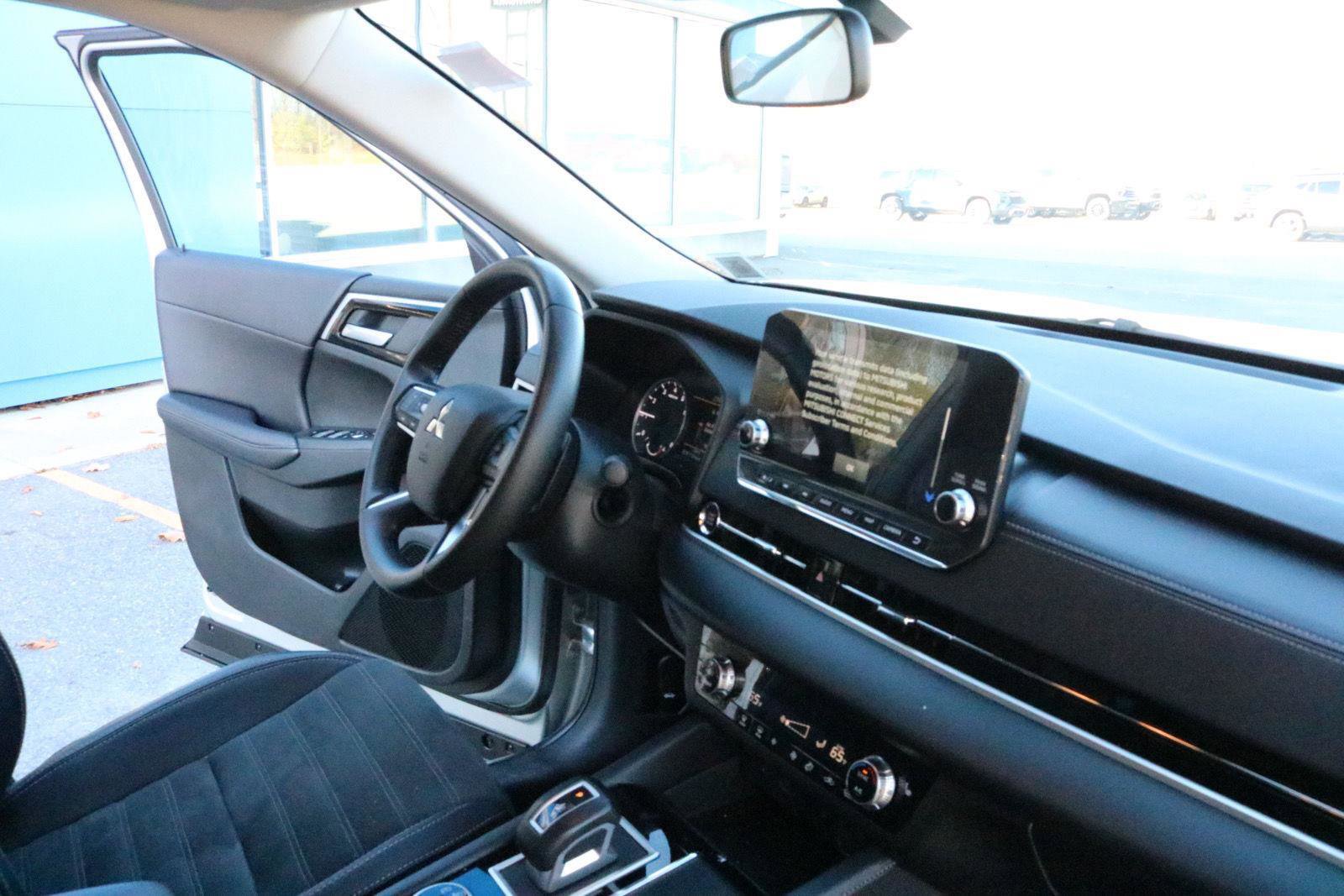 Used 2024 Mitsubishi Outlander SE image 21