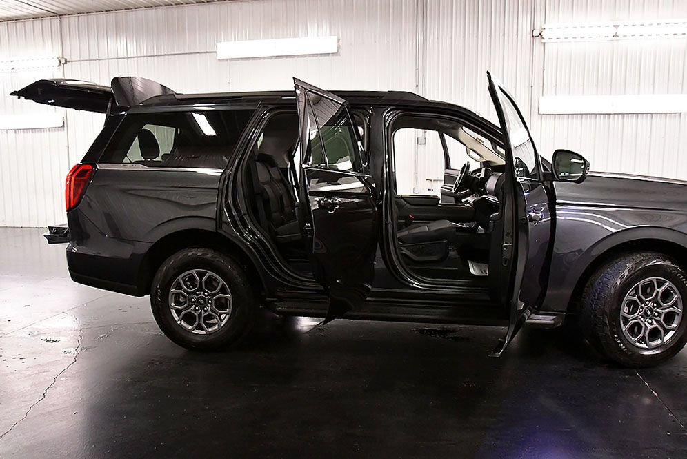 Used 2025 Ford Expedition Active AWD/4WD image 29