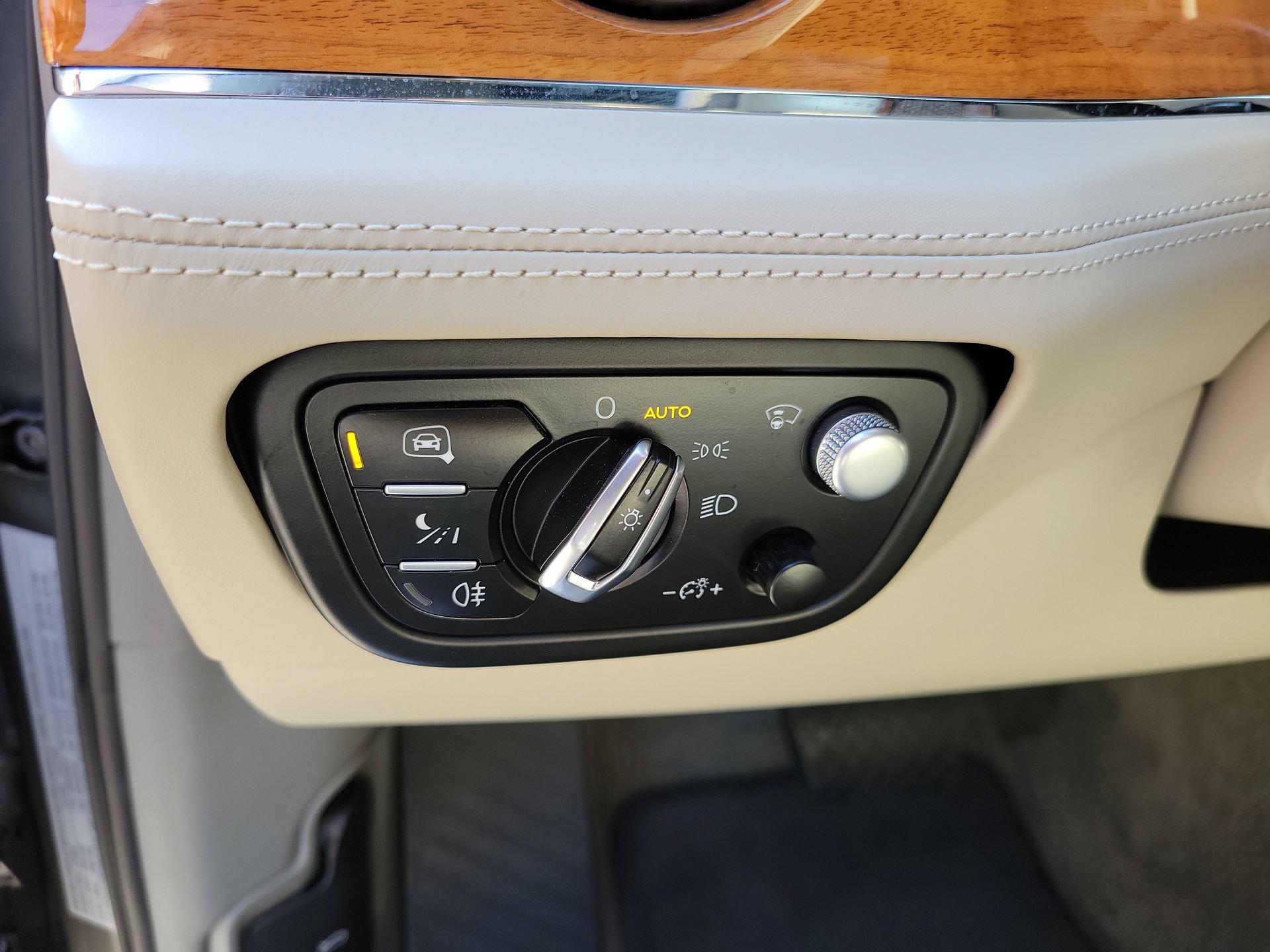 Certified 2023 Bentley Bentayga Plug-In Hybrid AWD/4WD image 33