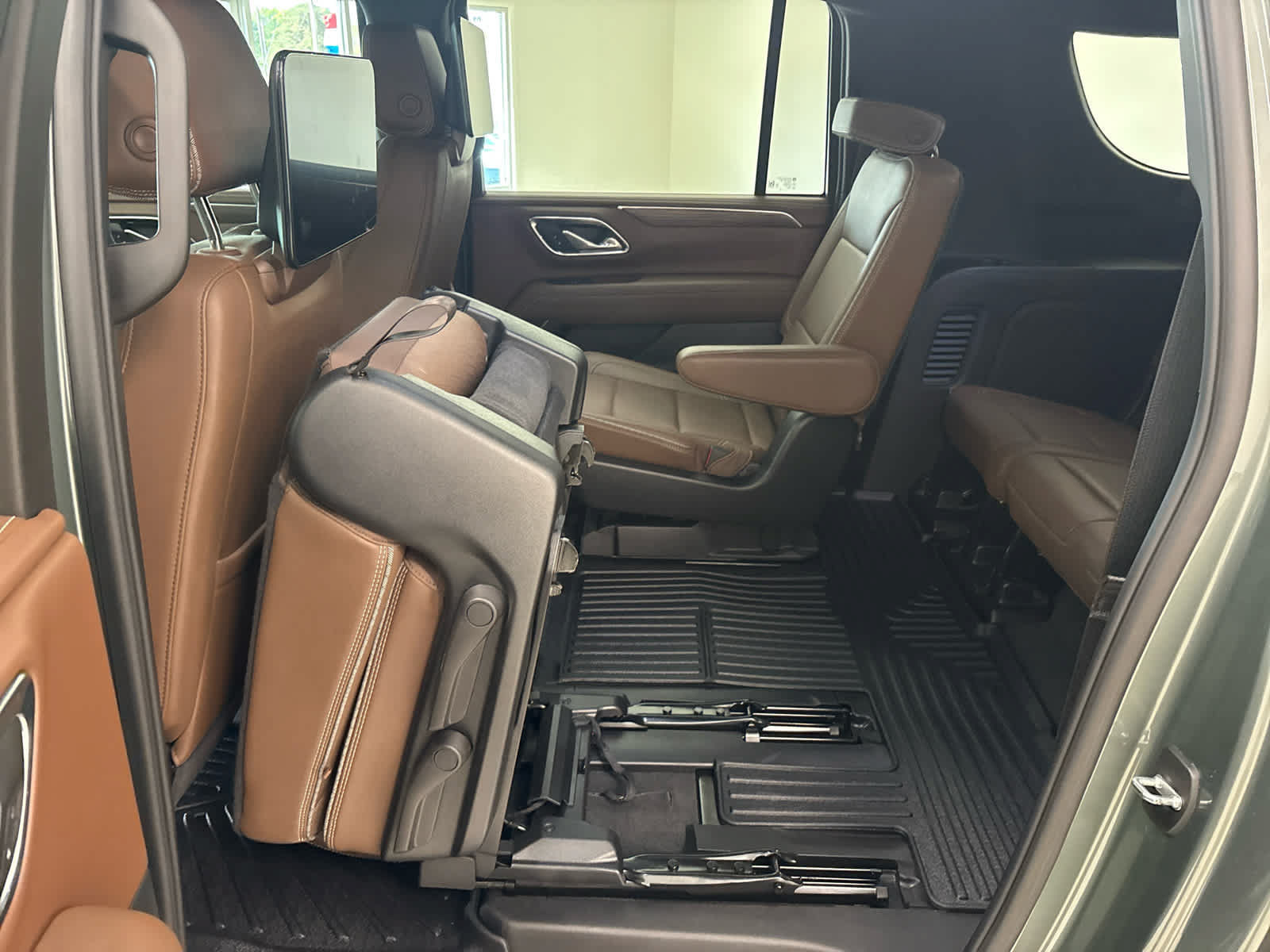 Used 2024 Chevrolet Suburban High Country AWD/4WD image 24