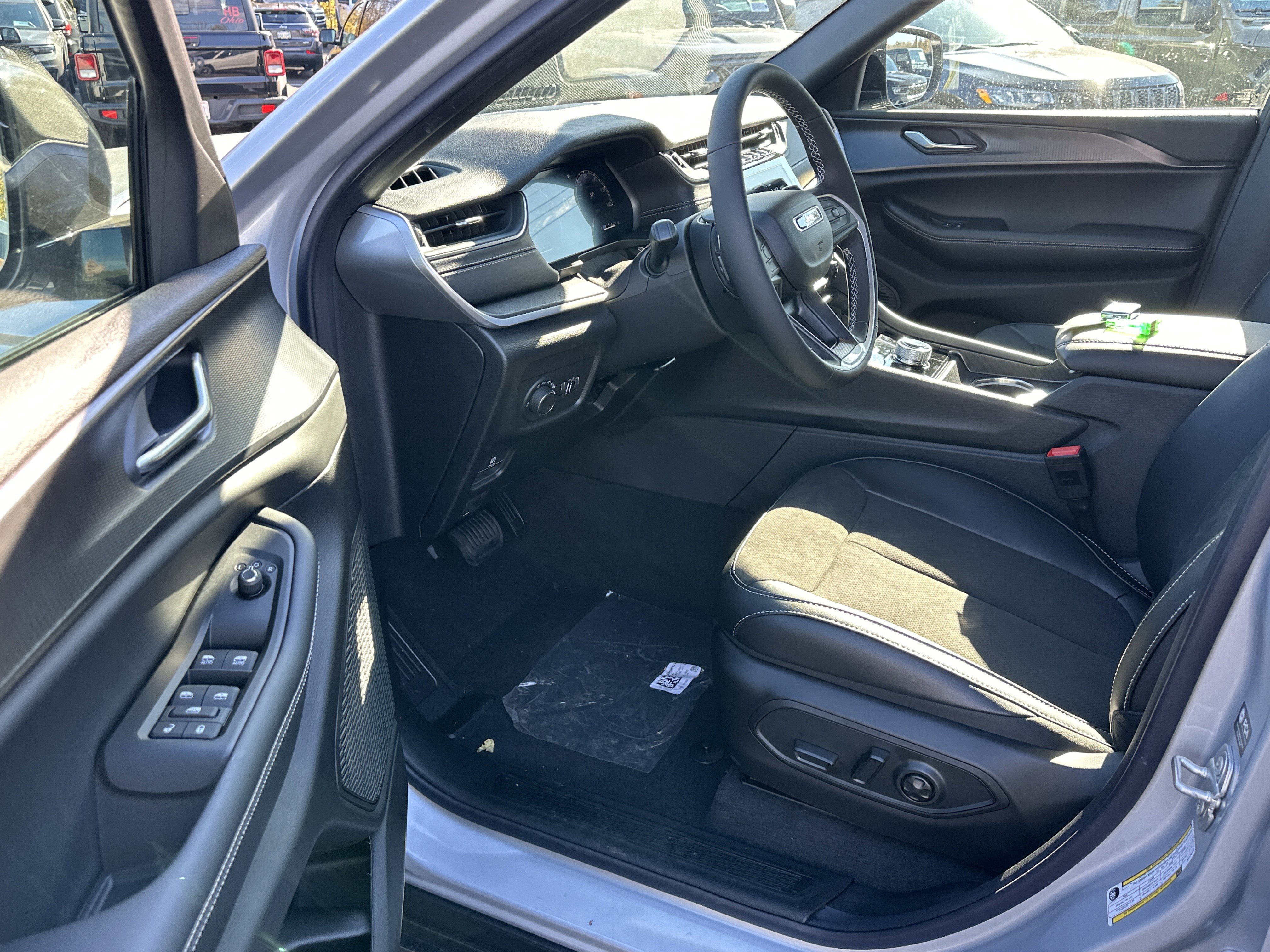 New 2025 Jeep Grand Cherokee Altitude image 26