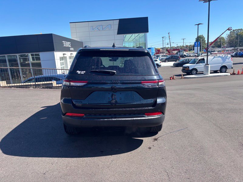 Used 2025 Jeep Grand Cherokee Altitude AWD/4WD image 7