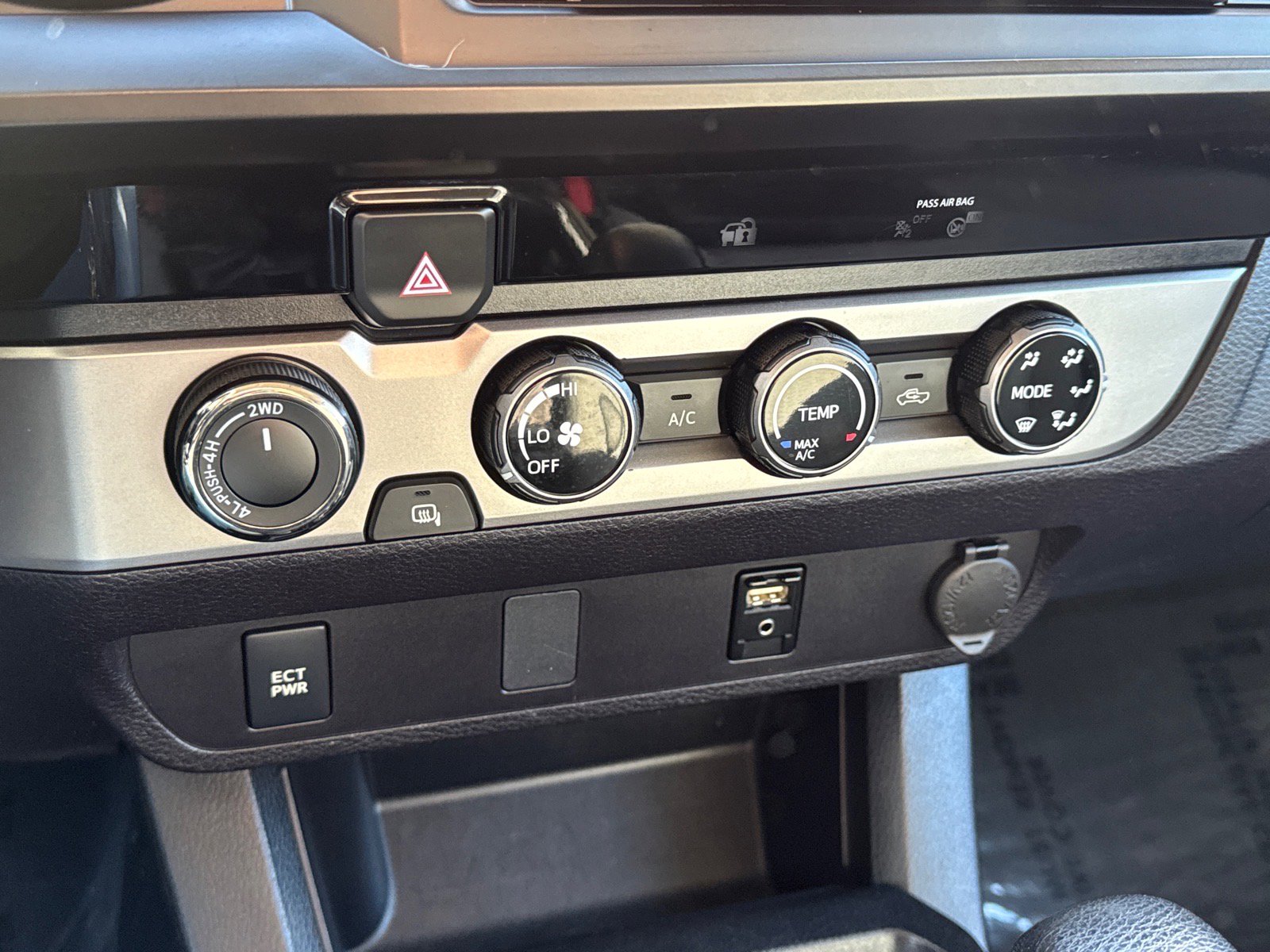 Used 2018 Toyota Tacoma SR image 12