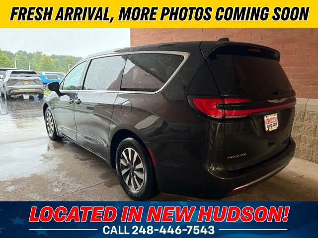 Used 2023 Chrysler Pacifica Touring-L FWD image 2