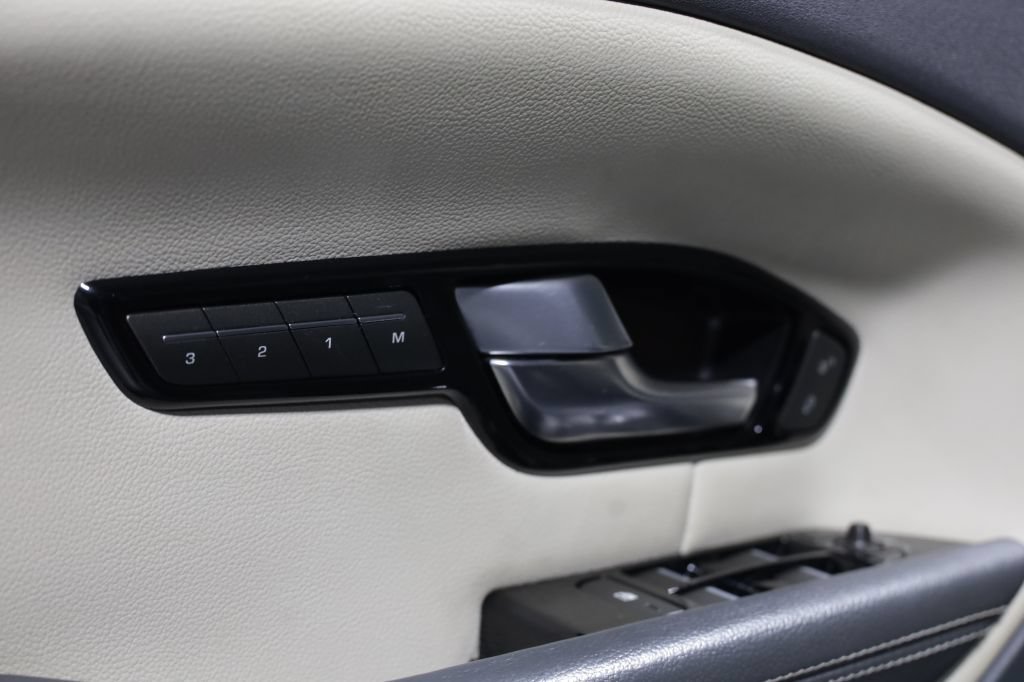 Used 2018 Land Rover Range Rover Evoque SE AWD/4WD image 12