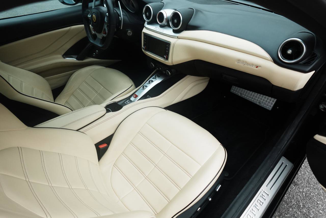 Used 2015 Ferrari California T RWD image 16