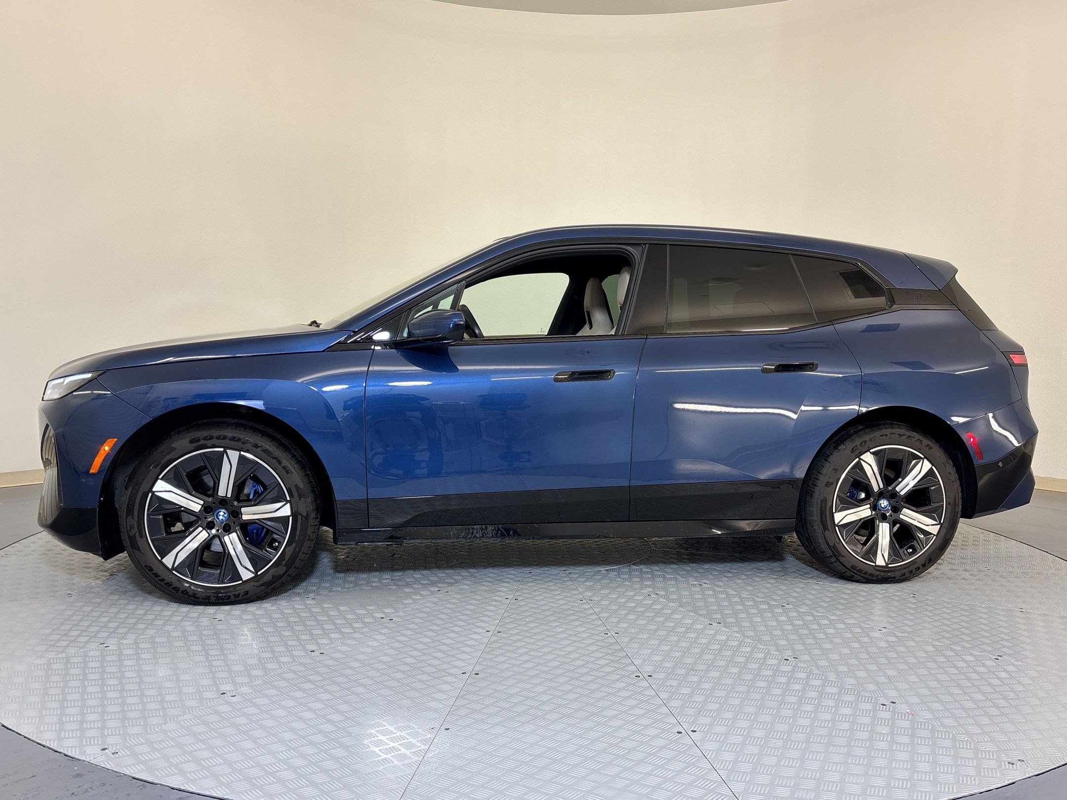 Certified 2023 BMW iX xDrive50 w/ Sport Package image 2