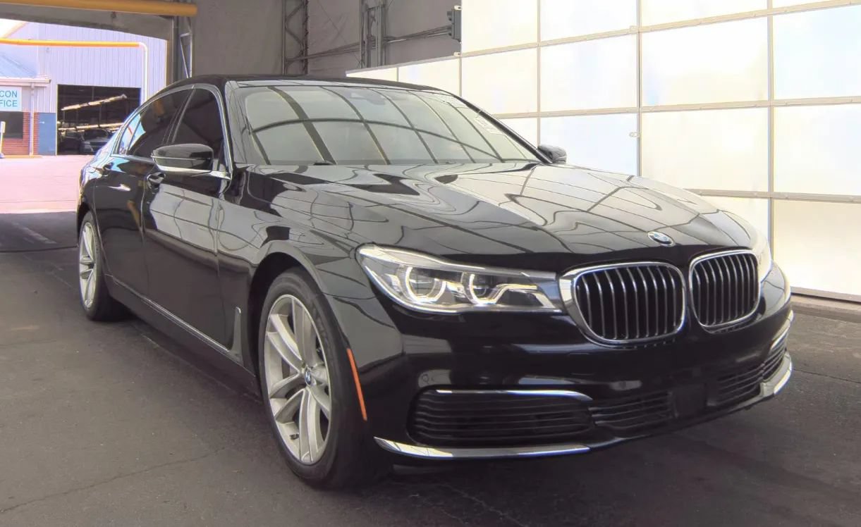 Used 2019 BMW 750i xDrive w/ Luxury Rear Seating Package AWD/4WD image 3