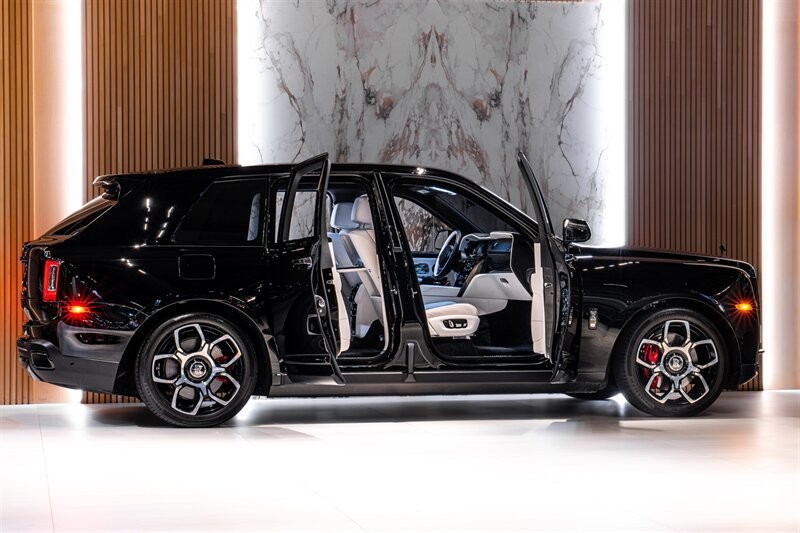 Used 2023 Rolls-Royce Cullinan Black Badge w/ Dark Exterior Package AWD/4WD image 4