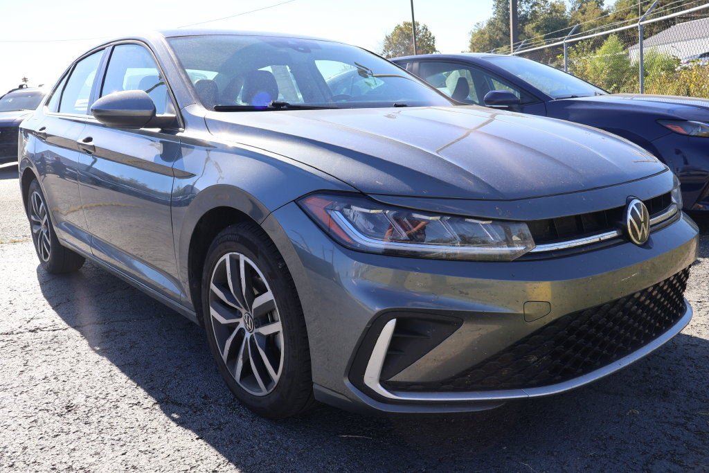 Used 2025 Volkswagen Jetta SE FWD image 1