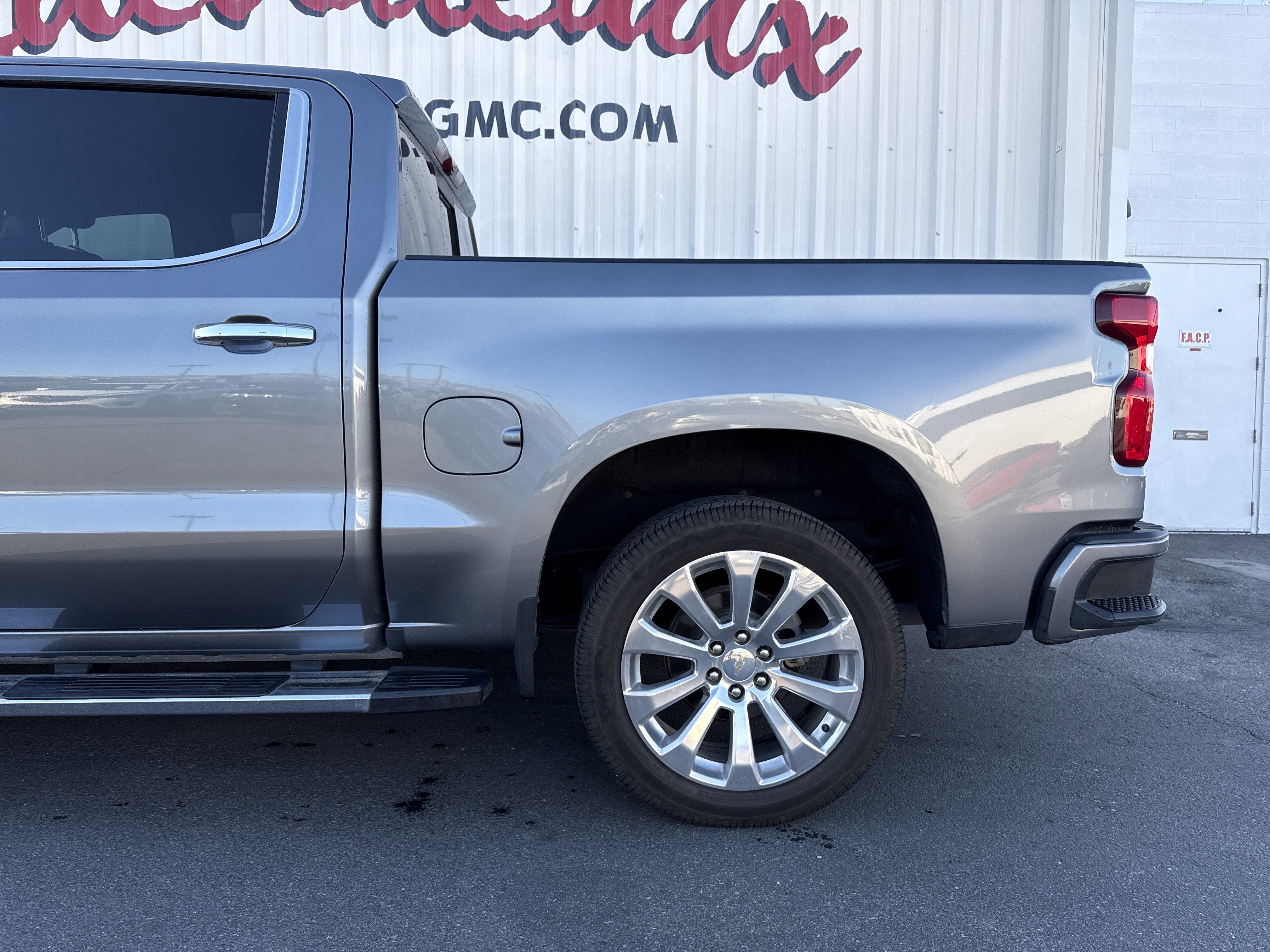 Used 2021 Chevrolet Silverado 1500 High Country w/ Technology Package image 2