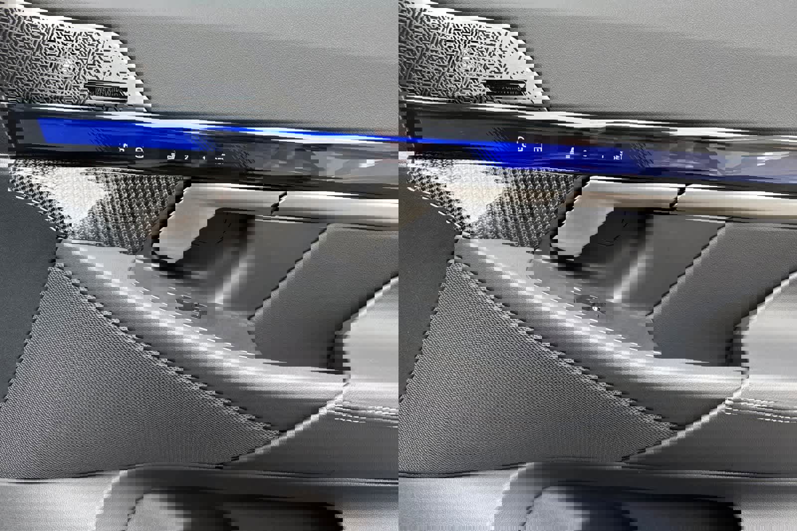 Used 2025 BMW M5 w/ Executive Package image 18