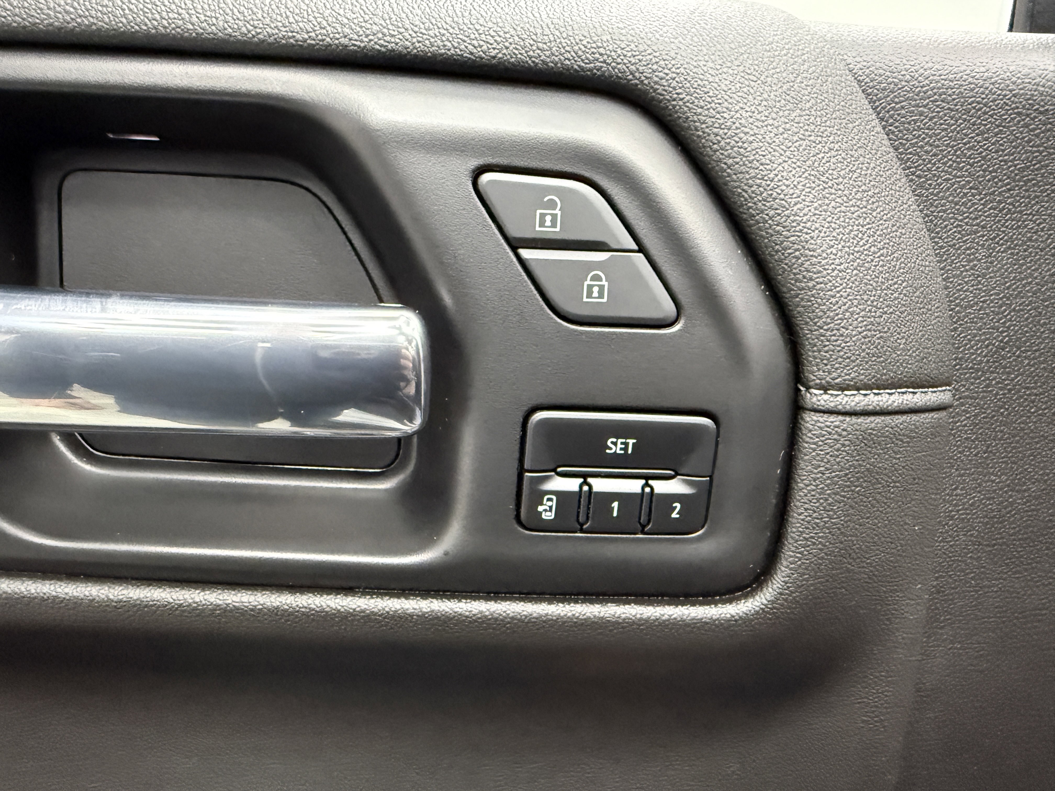 Used 2022 Chevrolet Silverado 1500 High Country w/ Technology Package image 11