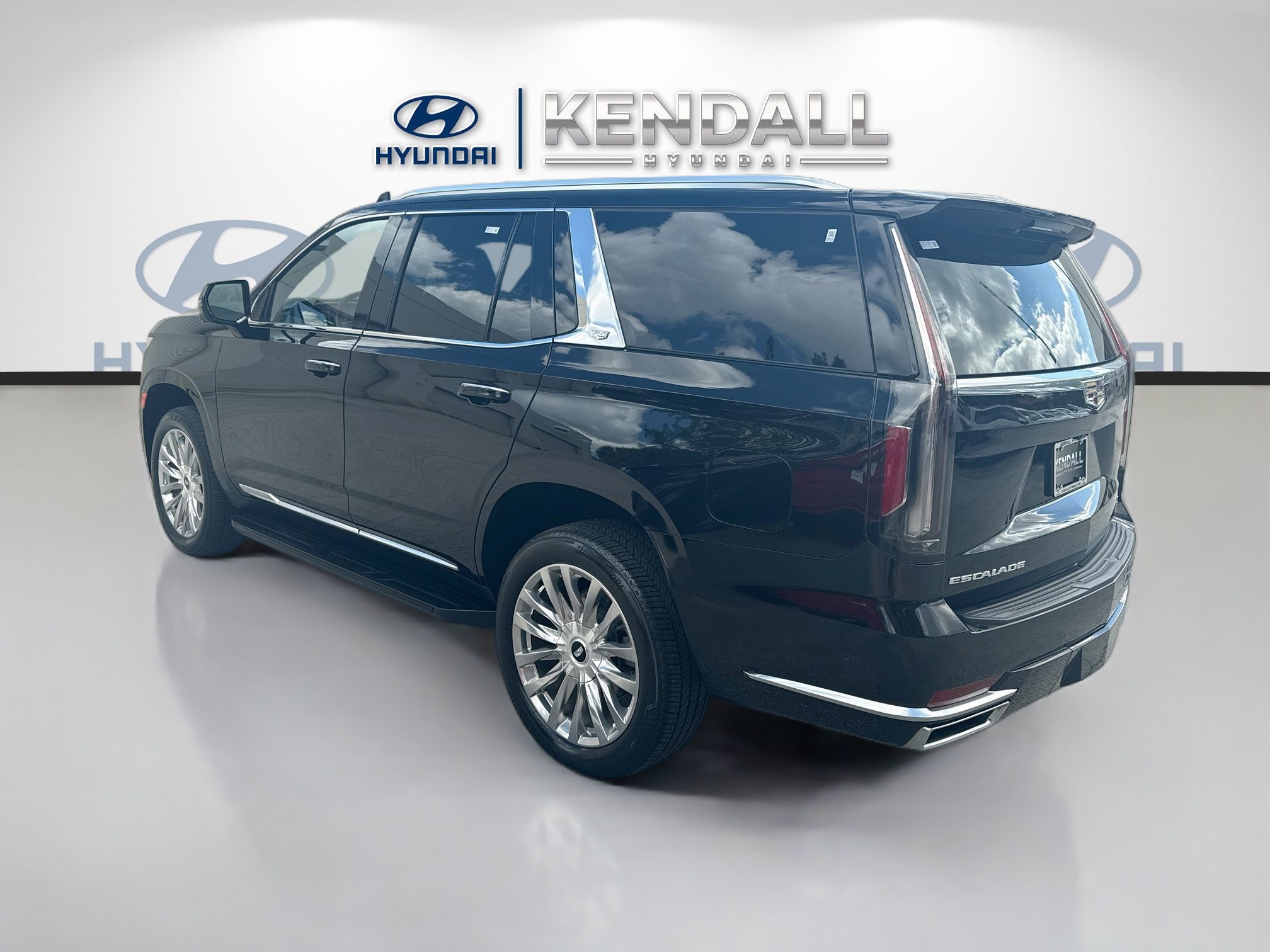 Used 2023 Cadillac Escalade Premium Luxury AWD/4WD image 4