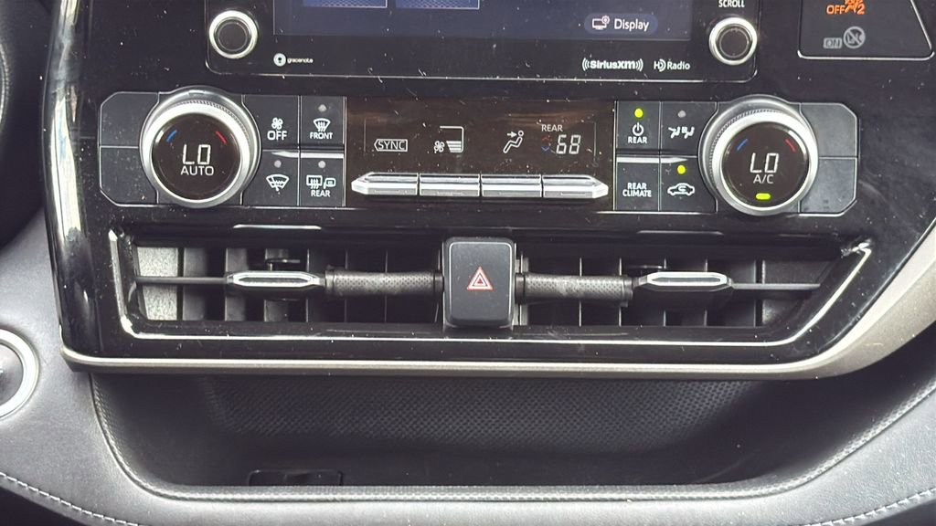 Used 2021 Toyota Highlander LE FWD image 25