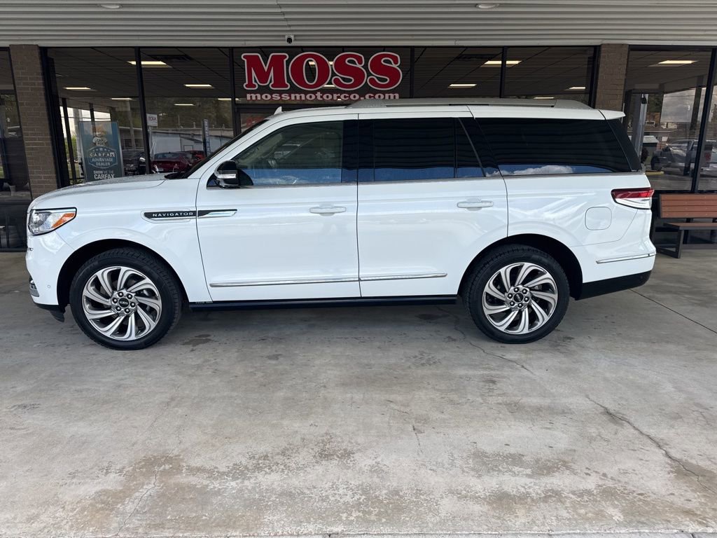 Used 2023 Lincoln Navigator Reserve image 3