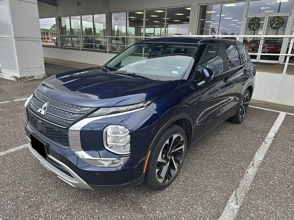 Used 2023 Mitsubishi Outlander SE image 3