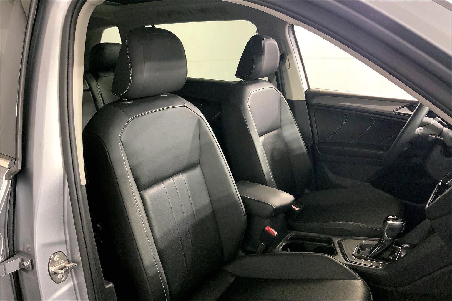 Used 2023 Volkswagen Tiguan SE w/ Panoramic Sunroof Package image 7
