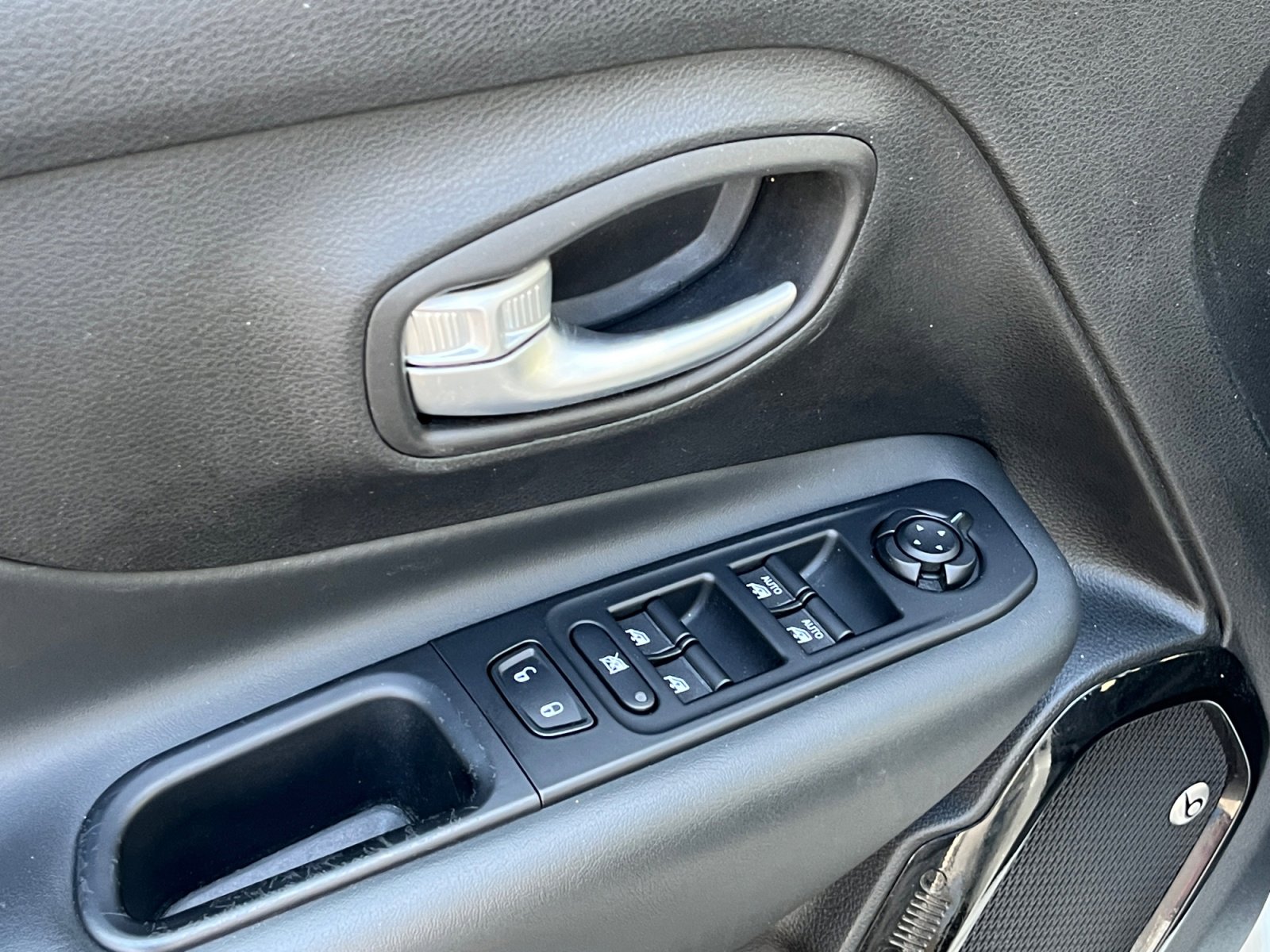 Used 2019 Jeep Renegade Altitude w/ UConnect 8.4 Nav Group AWD/4WD image 14