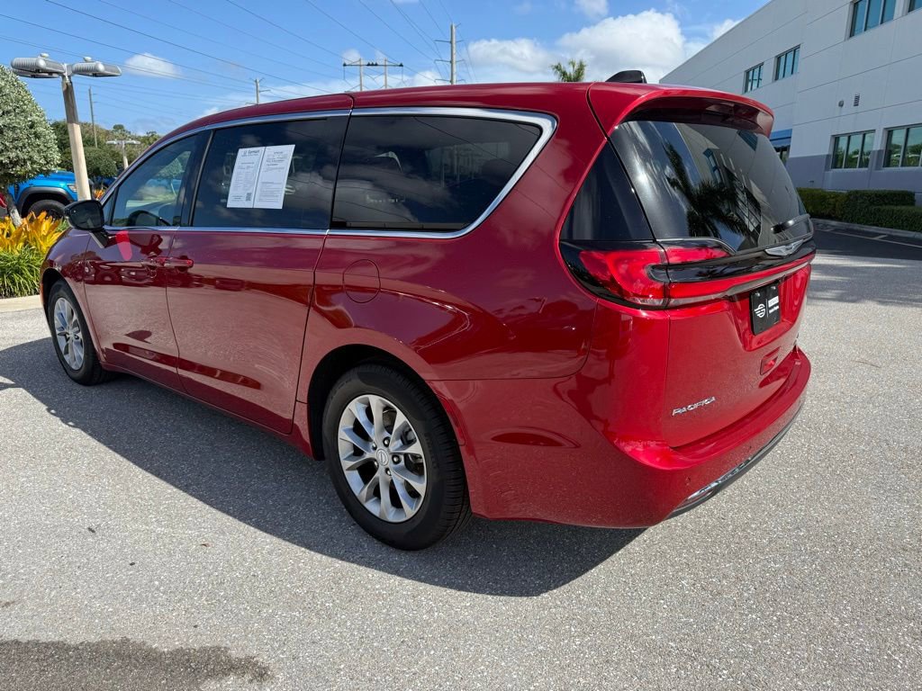 Used 2026 Chrysler Pacifica Limited image 3